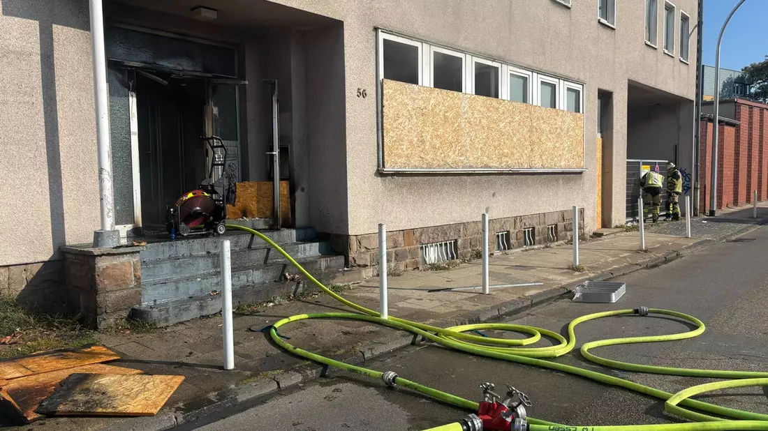 FW-E: Rauchentwicklung aus leerstehendem Gebäude - Feuerwehr verhindert Brandausbreitung - Bild: presseportal.de