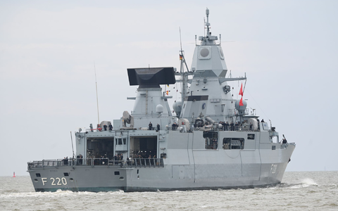 Die Fregatte «Hamburg» ist im Rahmen einer Nato-Mission unterwegs. - Foto: Lars Penning/dpa