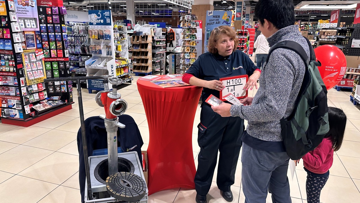 FW Weinheim: Weinheimer Feuerwehr feiert erfolgreichen Kick-off ihres ersten Sammelalbums - Foto: presseportal.de