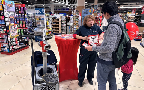 FW Weinheim: Weinheimer Feuerwehr feiert erfolgreichen Kick-off ihres ersten Sammelalbums - Foto: presseportal.de