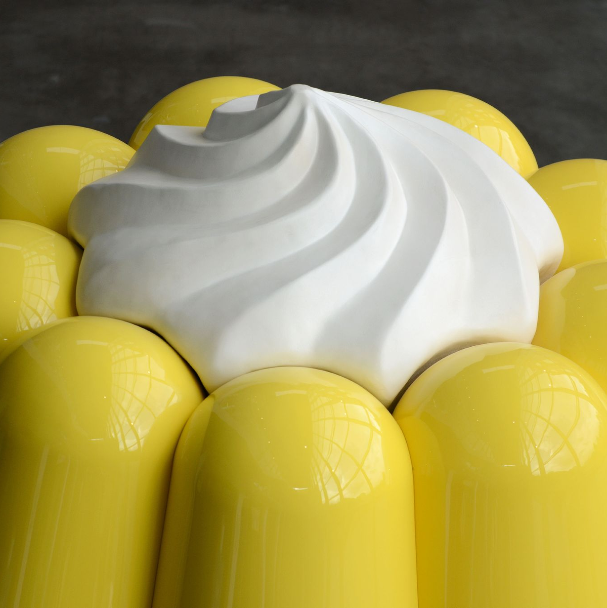 Gen Z bricht beim Puddingessen mit Konventionen: Statt eines Löffels benutzen sie eine Gabel. (Symbolbild) - Foto: Caroline Seidel/dpa