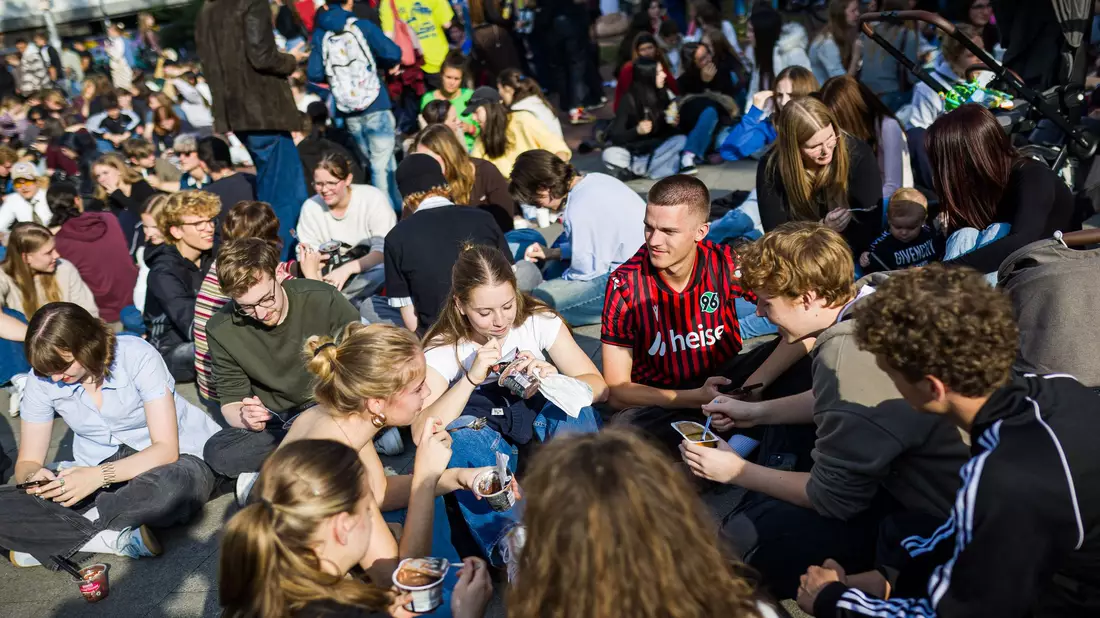 Netz-Trend: Pudding mit der Gabel essen. Das tun in Hannover über 1.000 junge Menschen. - Bild: Moritz Frankenberg/dpa