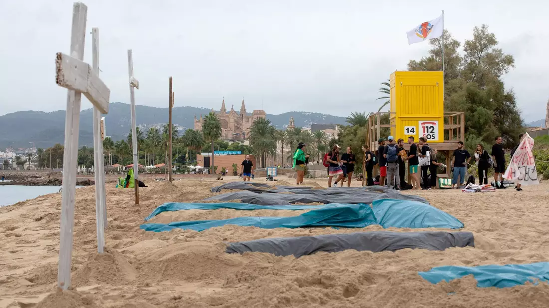Die Protestierenden beklagen Arbeitszeiten von teils mehr als 200 Stunden im Monat. - Bild: Clara Margais/dpa