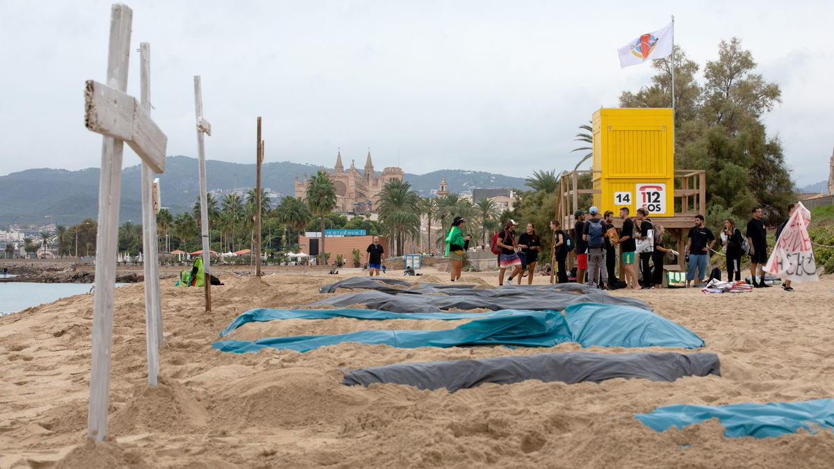 Die Protestierenden beklagen Arbeitszeiten von teils mehr als 200 Stunden im Monat. - Foto: Clara Margais/dpa