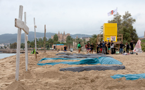 Die Protestierenden beklagen Arbeitszeiten von teils mehr als 200 Stunden im Monat. - Foto: Clara Margais/dpa