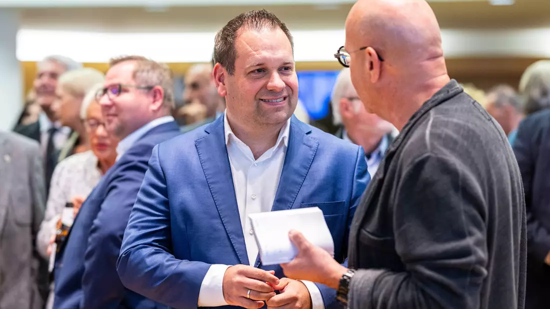 In der Ruhrgebietsstadt Hagen entschied der CDU-Kandidat Dennis Rehbein (l.) die Stichwahl klar für sich. - Bild: Guido Kirchner/dpa