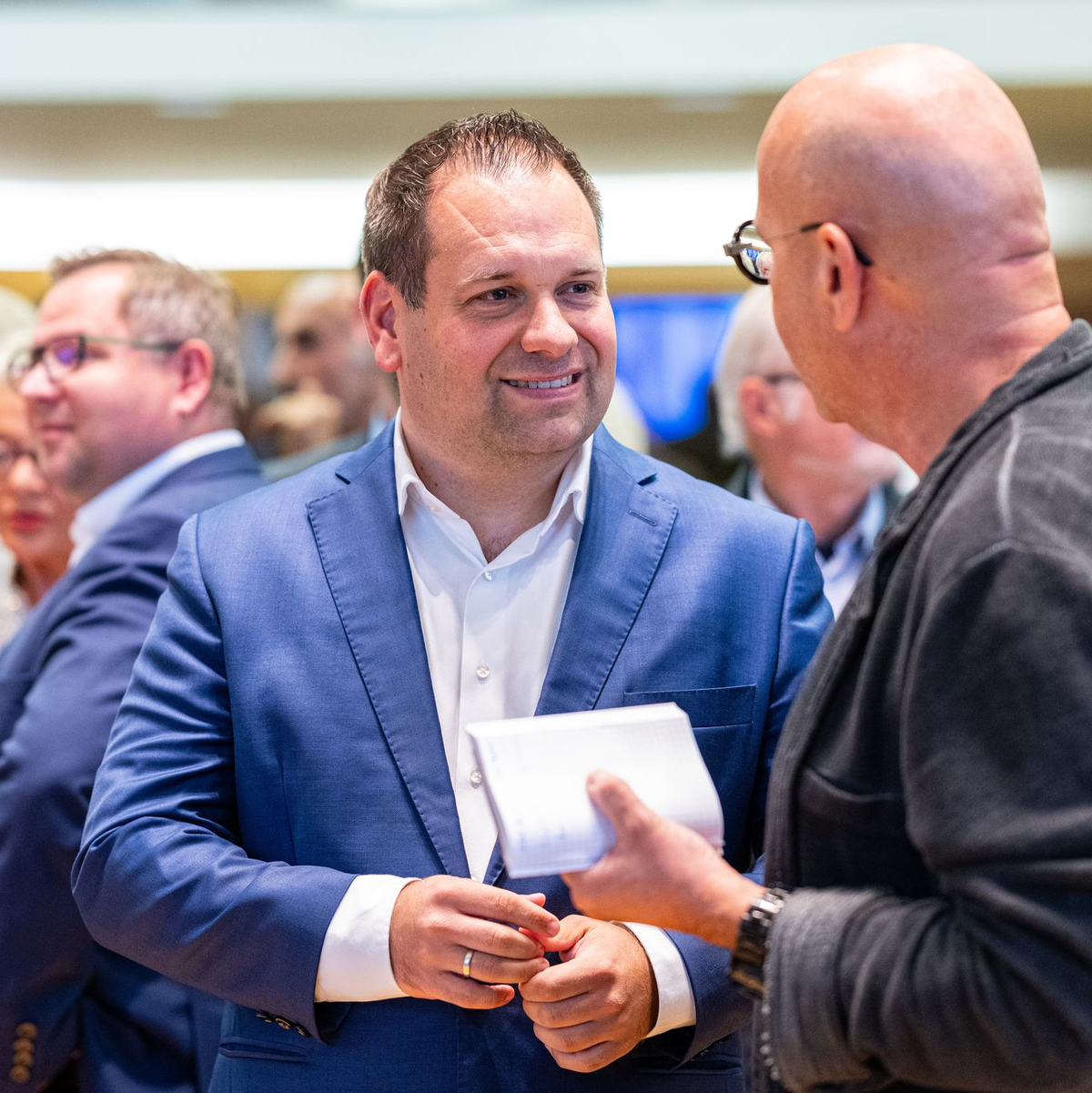 In der Ruhrgebietsstadt Hagen entschied der CDU-Kandidat Dennis Rehbein (l.) die Stichwahl klar für sich. - Foto: Guido Kirchner/dpa