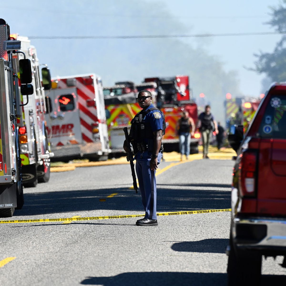 Zahlreiche Rettungskräfte waren nach Schüssen und einem Feuer in einer Kirche in Michigan im Einsatz.  - Foto: Jose Juarez/FR171038 AP/AP/dpa