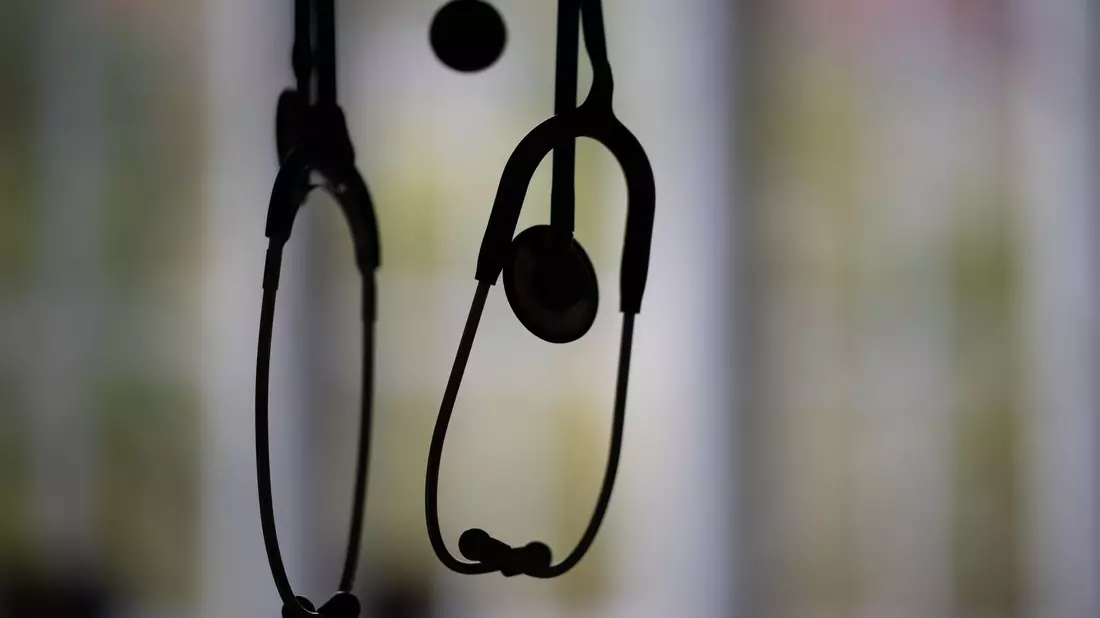 Wer direkt zum Facharzt will, soll dafür zahlen müssen - jedenfalls wenn es nach dem Chef der Kassenärztlichen Bundesvereinigung (KBV), Andreas Gassen, geht. (Symbolbild) - Bild: Sebastian Gollnow/dpa