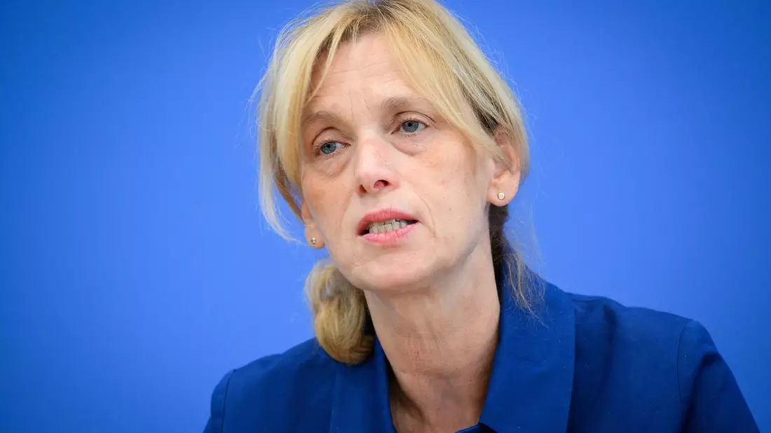 Prien will im kommenden Jahr einen Vorschlag zum Mutterschutz für Selbstständige vorlegen. (Archivbild) - Bild: Bernd von Jutrczenka/dpa