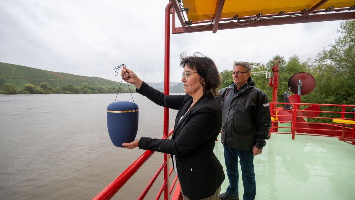 Bei einer Flussbestattung muss die Urne aus einem Material sein, dass sich im Wasser rasch auflöst. (Archivbild) - Foto: Harald Tittel/dpa