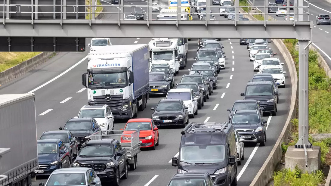 Ein Sorgenkind ist nach wie vor der Verkehrssektor. (Illustration) - Bild: Bodo Marks/dpa