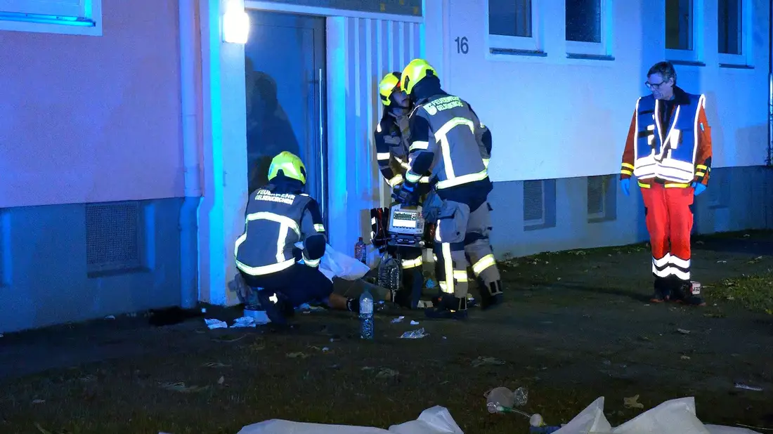 Nach der Gewalteskalation auf offener Straße versorgten Rettungskräfte vier lebensgefährlich verletzte Menschen. Nun ist ein Mann im Krankenhaus gestorben. - Bild: Justin Brosch/dpa