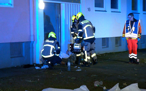 Nach der Gewalteskalation auf offener Straße versorgten Rettungskräfte vier lebensgefährlich verletzte Menschen. Nun ist ein Mann im Krankenhaus gestorben. - Foto: Justin Brosch/dpa