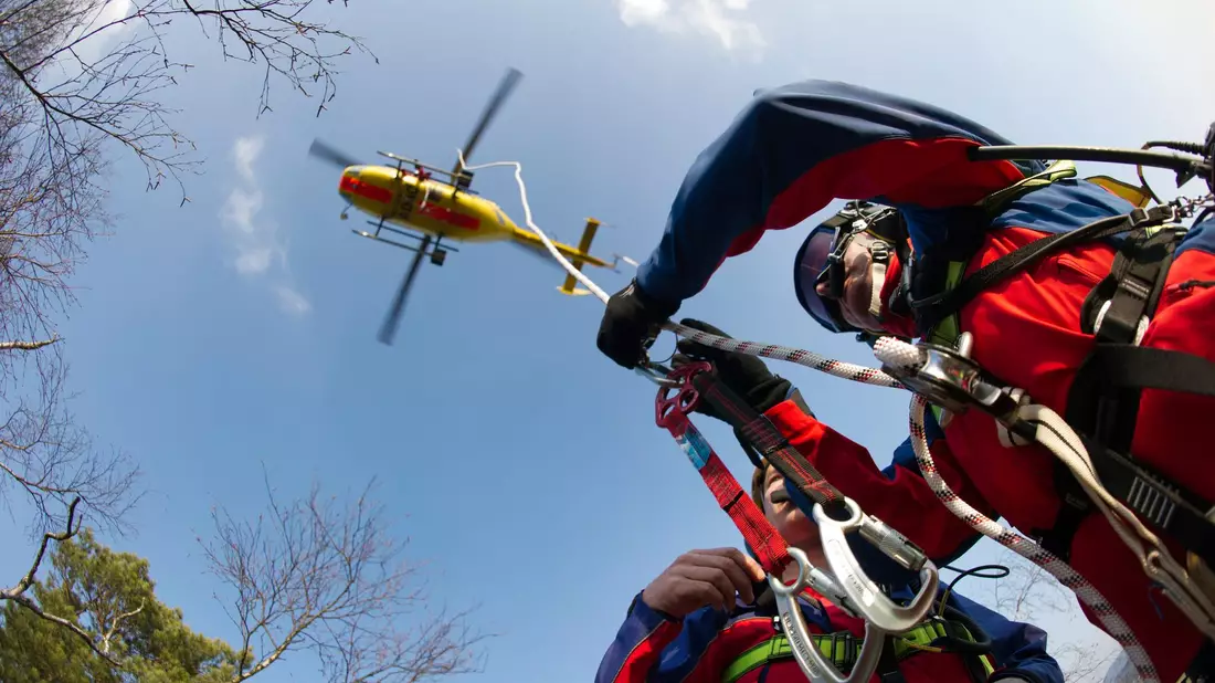 Der elfjährige Junge wurde mit dem Rettungshubschrauber in ein Krankenhaus gebracht. (Symbolbild) - Bild: picture alliance / dpa