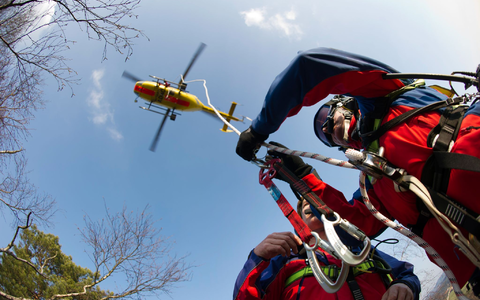 Der elfjährige Junge wurde mit dem Rettungshubschrauber in ein Krankenhaus gebracht. (Symbolbild) - Foto: picture alliance / dpa