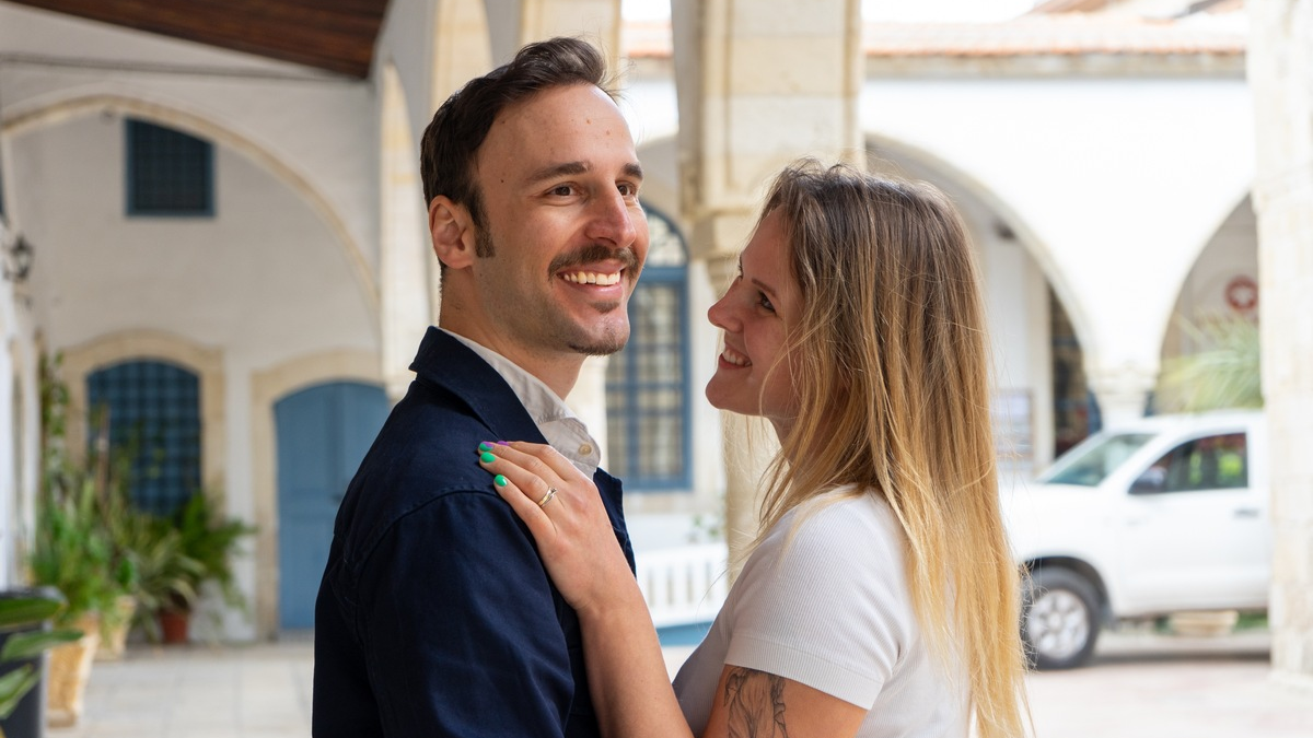 Flirten ohne Maske: Warum Ehrlichkeit bei Frauen besser ankommt als Macho-Gehabe - Foto: presseportal.de