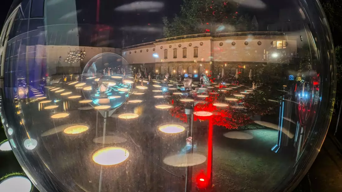 Das Frankfurter Städel, hier mit illuminiertem Garten, gehört zu den Museen, die einen langen Donnerstag anbieten. (Archivbild) - Bild: Andreas Arnold/dpa