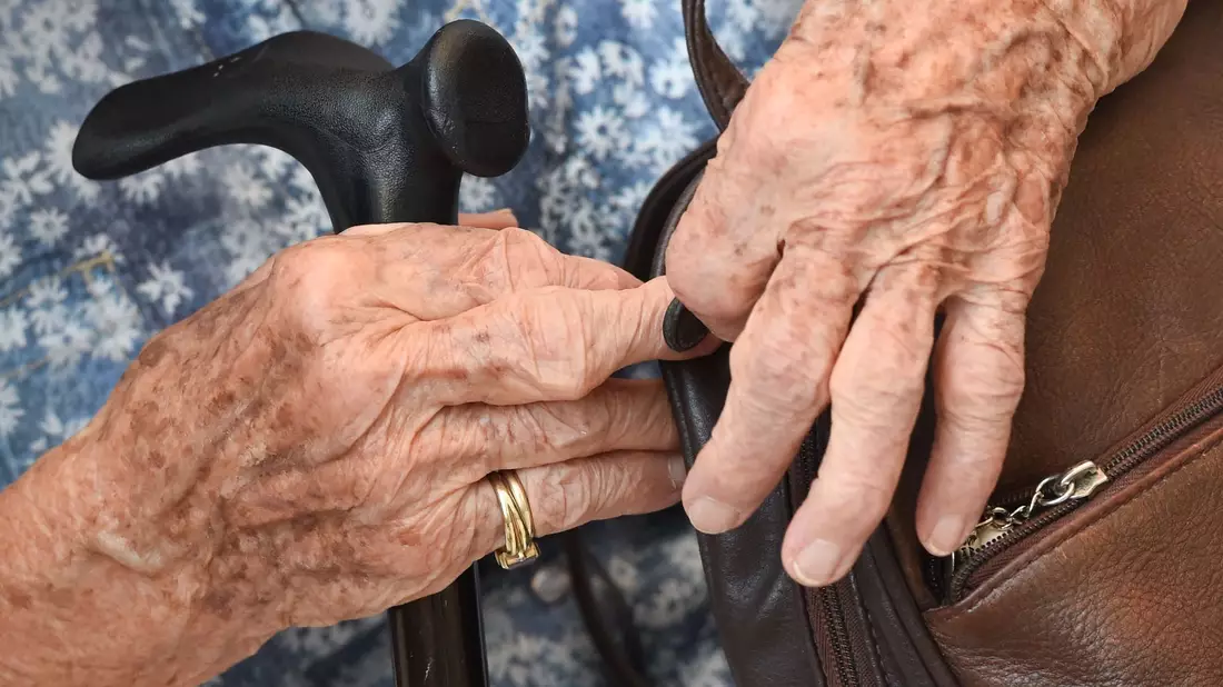 Mehr mindestens Hundertjährige leben in Deutschland. (Symbolbild) - Bild: Arne Dedert/dpa
