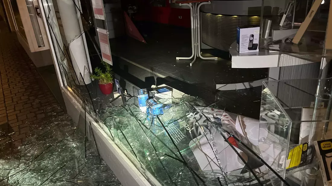 POL-RBK: Wermelskirchen - Schaufensterscheibe mit Gullydeckel eingeworfen - Bild: presseportal.de