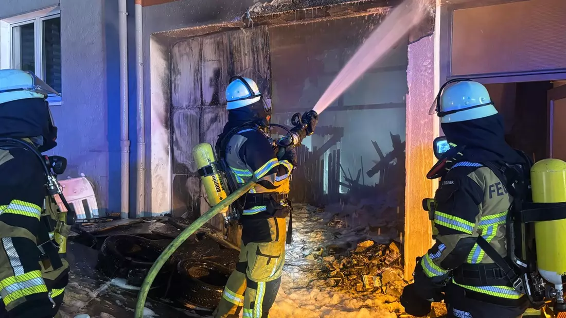 FW-E: Nächtlicher Brand in einem Mehrfamilienhaus - zehn Personen in Notunterkunft untergebracht - Bild: presseportal.de