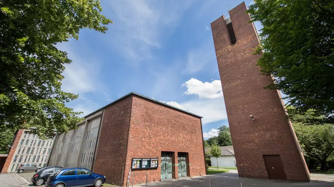 FW-E: Pfarrei St. Josef und Feuerwehr Essen prüfen gemeinsame Entwicklung des Standorts St. Franziskus in Essen-Bedingrade - Bild: presseportal.de