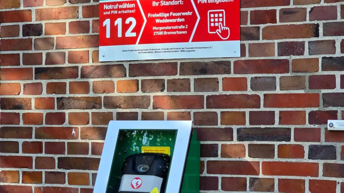 FW Bremerhaven: Öffentlicher AED bei der Freiwilligen Feuerwehr Weddewarden in Betrieb genommen - Bild: presseportal.de