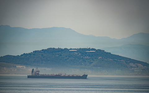 Technik für Schiffe darf künftig nicht mehr in den Iran geliefert werden. (Archivbild) - Foto: Marcos Moreno/AP/dpa