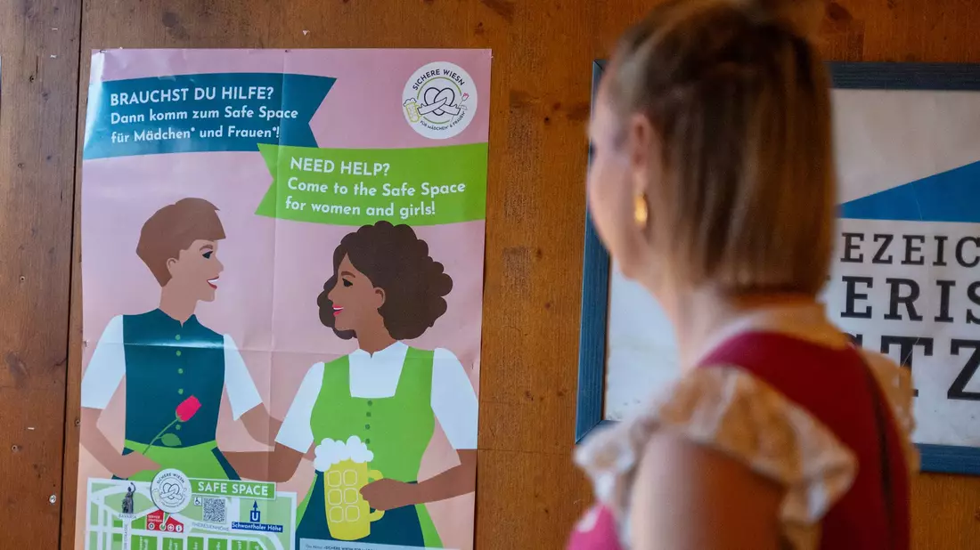 Der «Safe Space» wirbt unter anderem mit Plakaten und Flyern (Archivbild). - Bild: Leonie Asendorpf/dpa