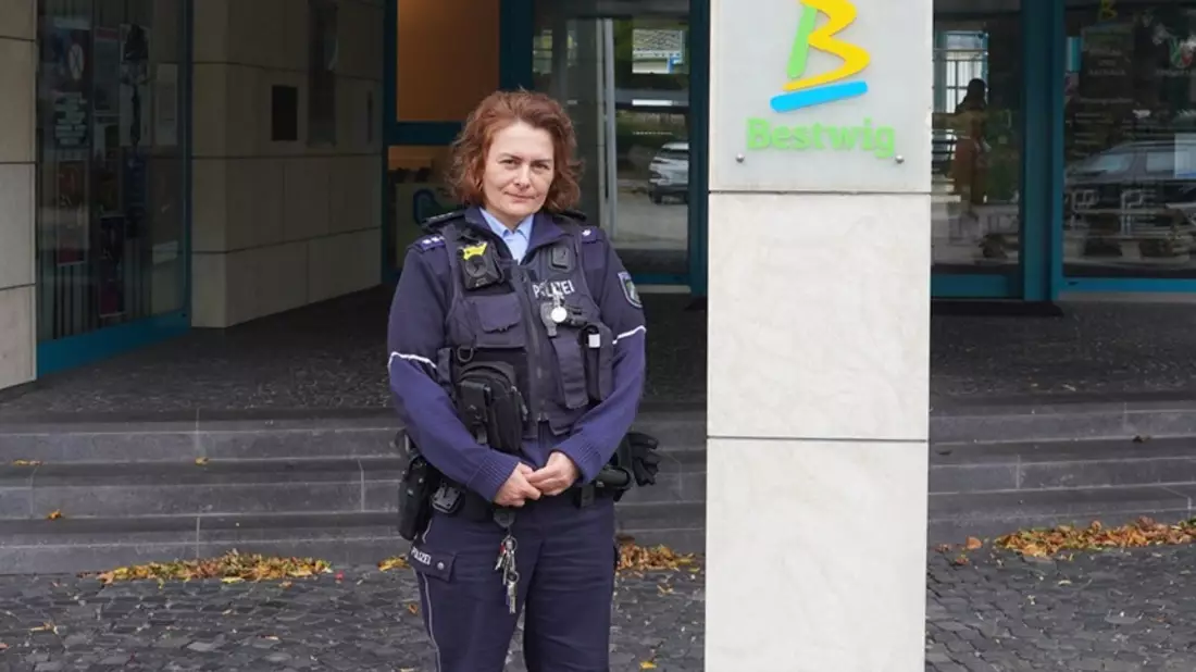 POL-HSK: Karola Hörhold ist neue Bezirksdienstbeamtin in der Gemeinde Bestwig. - Bild: presseportal.de