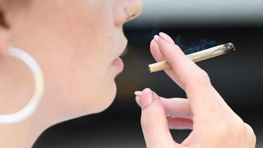 Cannabis-Legalisierung: Für eine Bilanz ist es immer noch zu früh. (Archivbild) - Bild: Michael Brandt/dpa