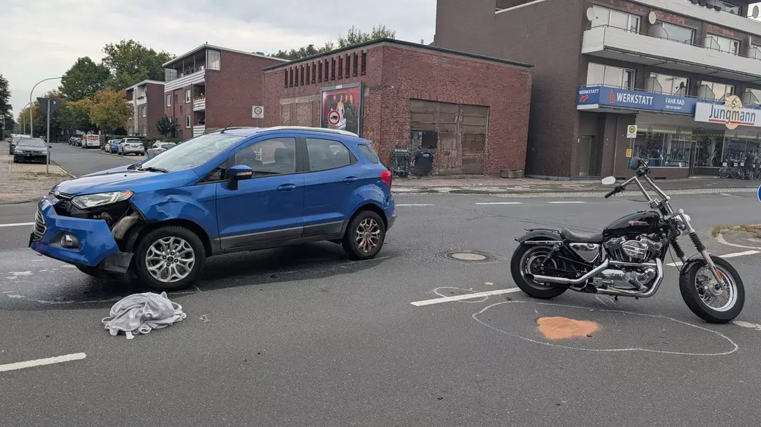 POL-WHV: Verkehrsunfall zwischen Motorrad und Pkw - Vollsperrung des Mühlenwegs - Bild: presseportal.de