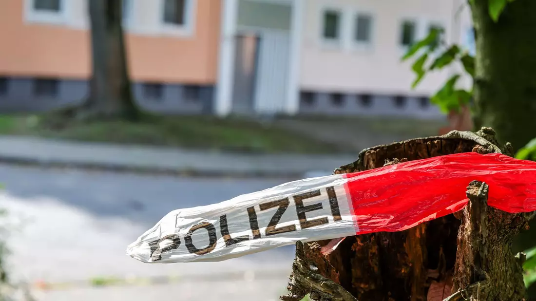 Diente die Krücke als Waffe? Am Tag nach dem tödlichen Tumult sichert die Polizei vor Ort mögliche weitere Beweismittel. - Bild: Christoph Reichwein/dpa