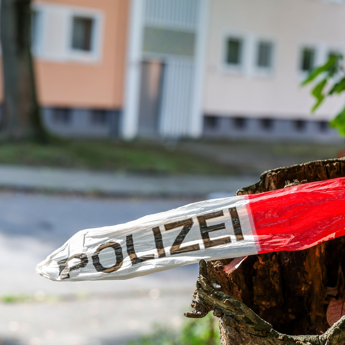 Diente die Krücke als Waffe? Am Tag nach dem tödlichen Tumult sichert die Polizei vor Ort mögliche weitere Beweismittel. - Foto: Christoph Reichwein/dpa