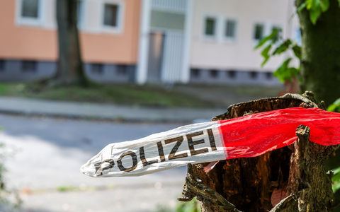 Diente die Krücke als Waffe? Am Tag nach dem tödlichen Tumult sichert die Polizei vor Ort mögliche weitere Beweismittel. - Foto: Christoph Reichwein/dpa