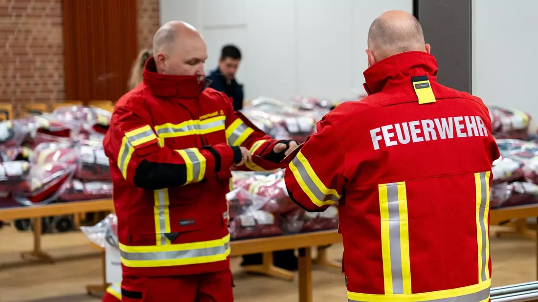 FW Wathlingen: Neue Einsatzkleidung für die Freiwillige Feuerwehr der Samtgemeinde Wathlingen - Bild: presseportal.de