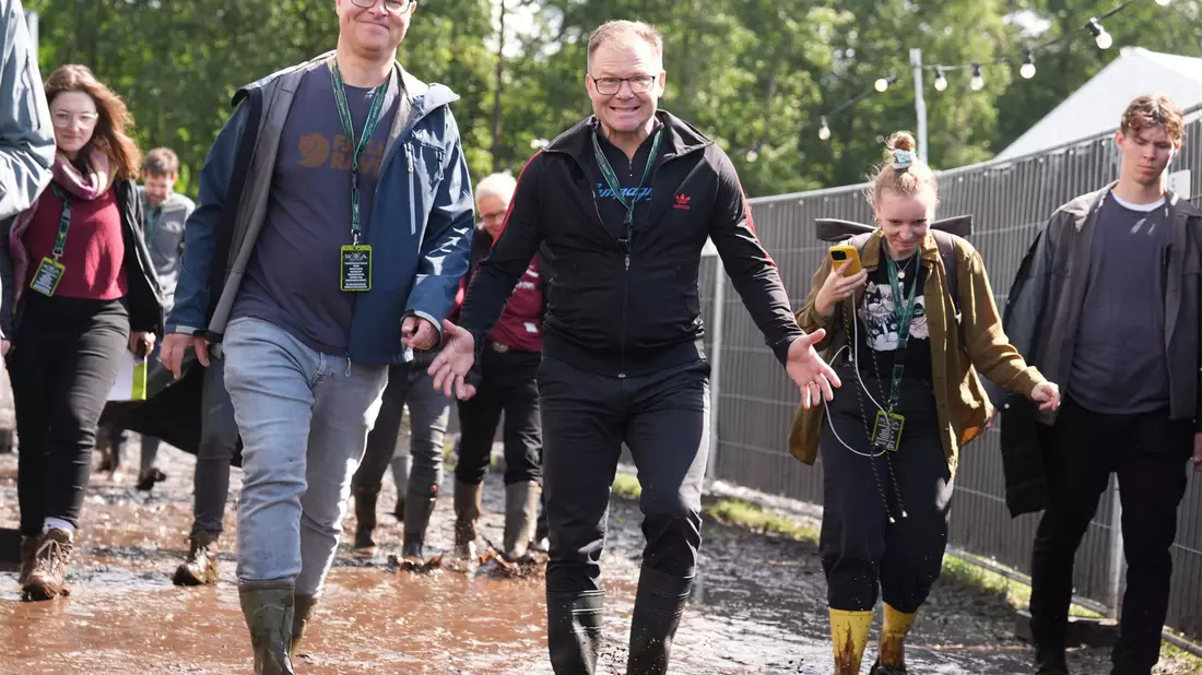 Beim Wackener Open Air Festival in Schleswig-Holstein kamen Ende Juli und Anfang August Schlammschutzmatten aus Moorgräsern zum Einsatz. Solche Produkte will Umweltminister Carsten Schneider fördern.  - Bild: Marcus Brandt/dpa