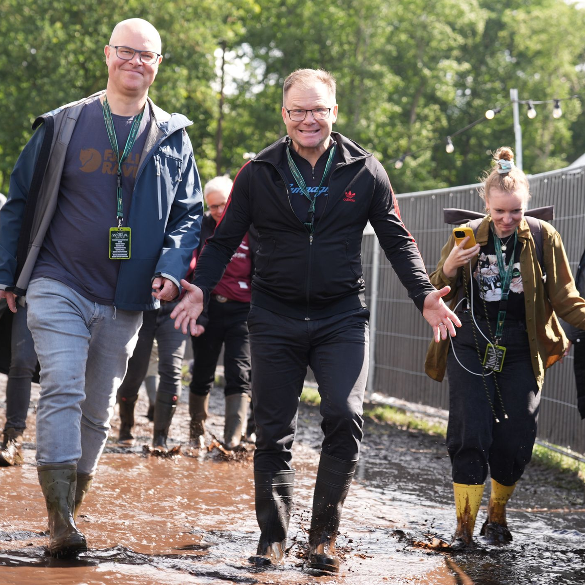 Beim Wackener Open Air Festival in Schleswig-Holstein kamen Ende Juli und Anfang August Schlammschutzmatten aus Moorgräsern zum Einsatz. Solche Produkte will Umweltminister Carsten Schneider fördern.  - Foto: Marcus Brandt/dpa