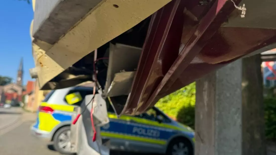 LPI-NDH: Zigarettenautomat gewaltsam geöffnet - Bild: presseportal.de