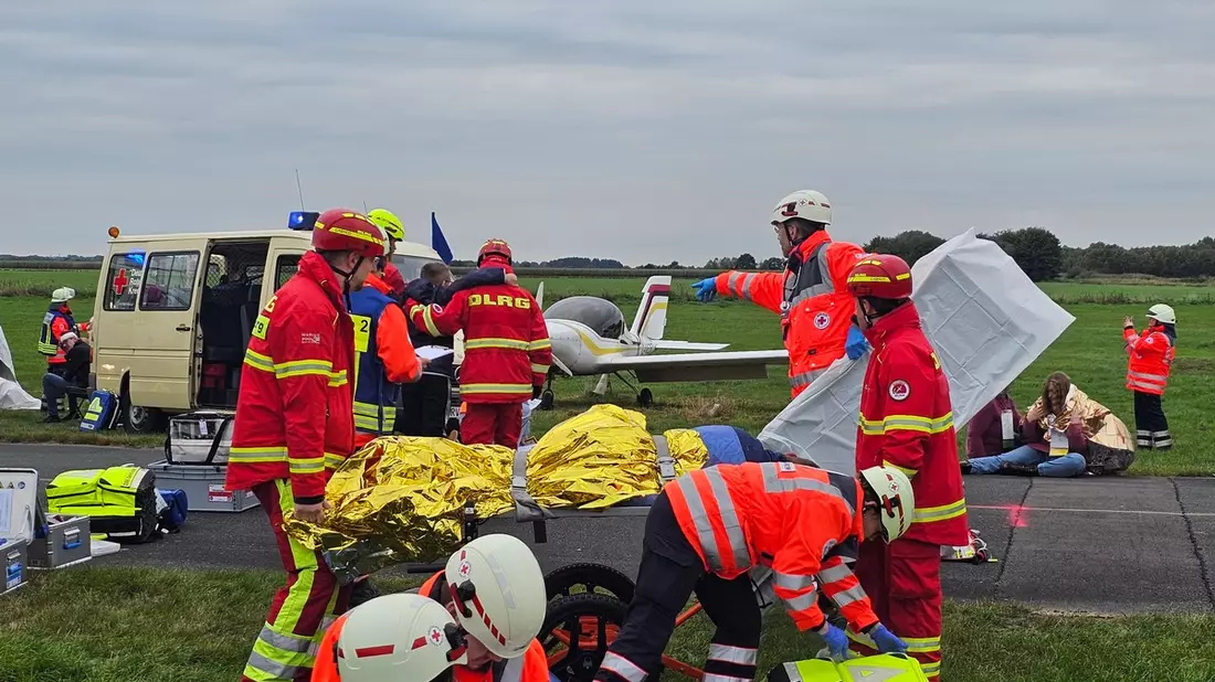 FW-ROW: Übung der Kreisfeuerwehrbereitschaft Nord in Karlshöfen: Großschadenslage nach Flugzeugkollision simuliert - Bild: presseportal.de