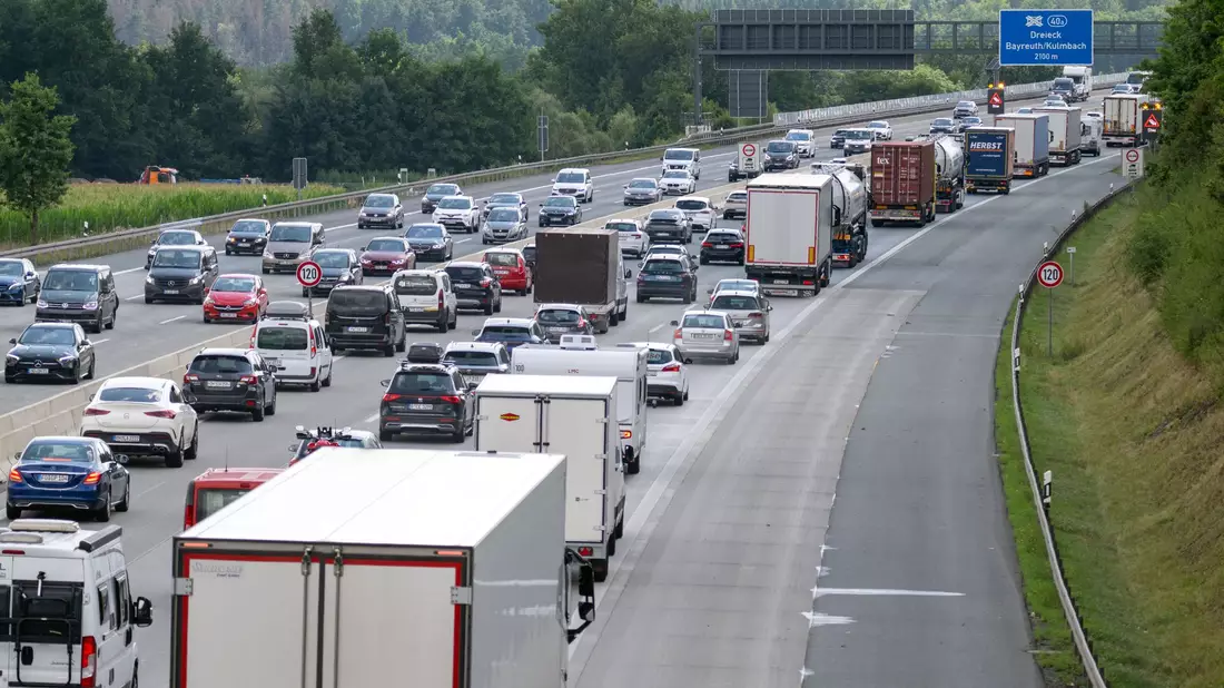 Wegen des langen Wochenendes und der Herbstferien wird mit Staus vor allem an den Samstagen im Oktober gerechnet. (Archivbild) - Bild: Pia Bayer/dpa