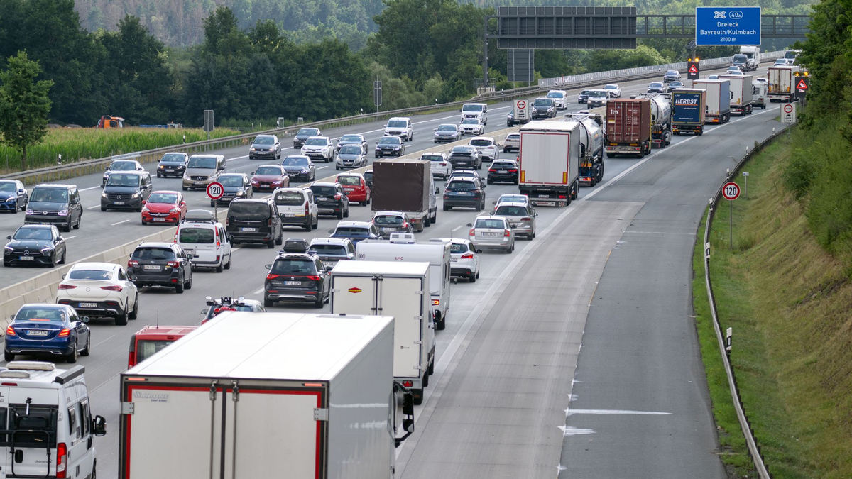 Wegen des langen Wochenendes und der Herbstferien wird mit Staus vor allem an den Samstagen im Oktober gerechnet. (Archivbild) - Foto: Pia Bayer/dpa