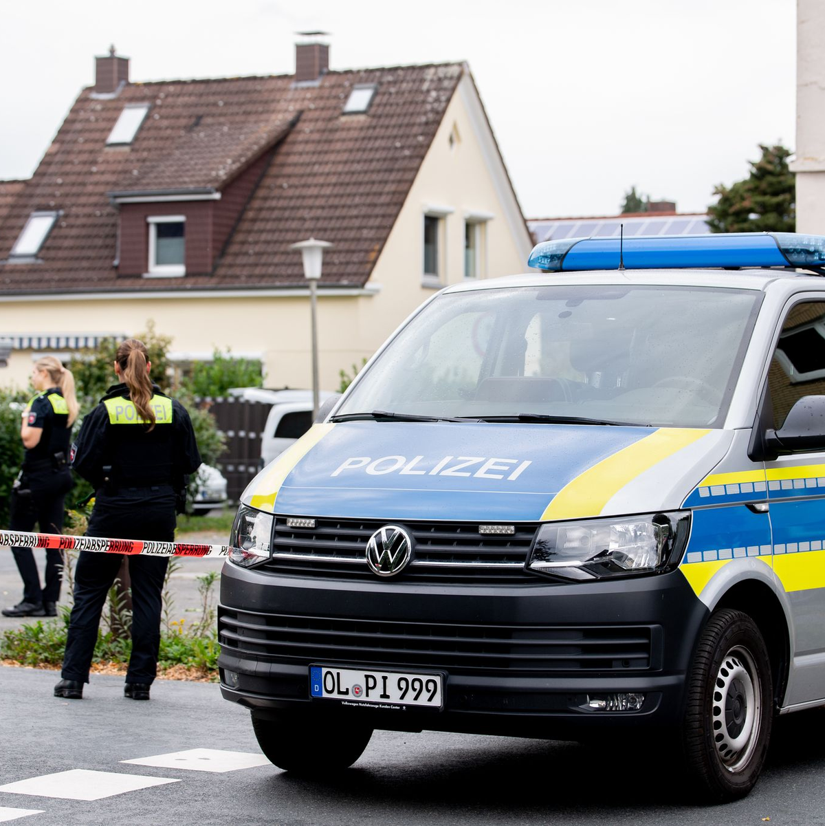 Die Polizei sperrte den Tatort ab.  - Foto: Hauke-Christian Dittrich/dpa