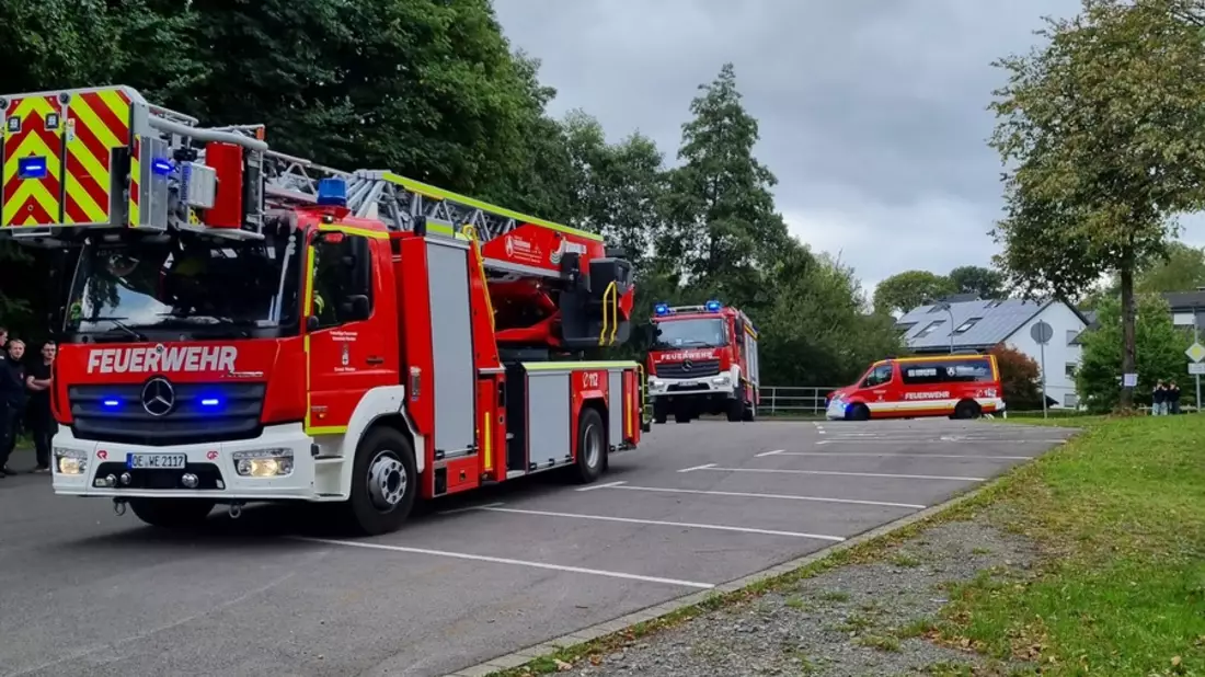 FW Wenden: Brand und mehrere Verletzte bei Grillunfall auf dem Schützenplatz in Hillmicke - Herbstübung der Jugendfeuerwehr - Bild: presseportal.de