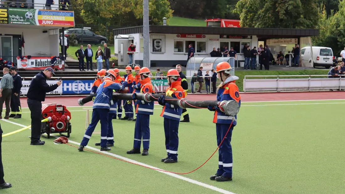FW-OE: Jugendfeuerwehren beweisen Teamgeist bei landesweiter Leistungsspange in Lennestadt - Bild: presseportal.de