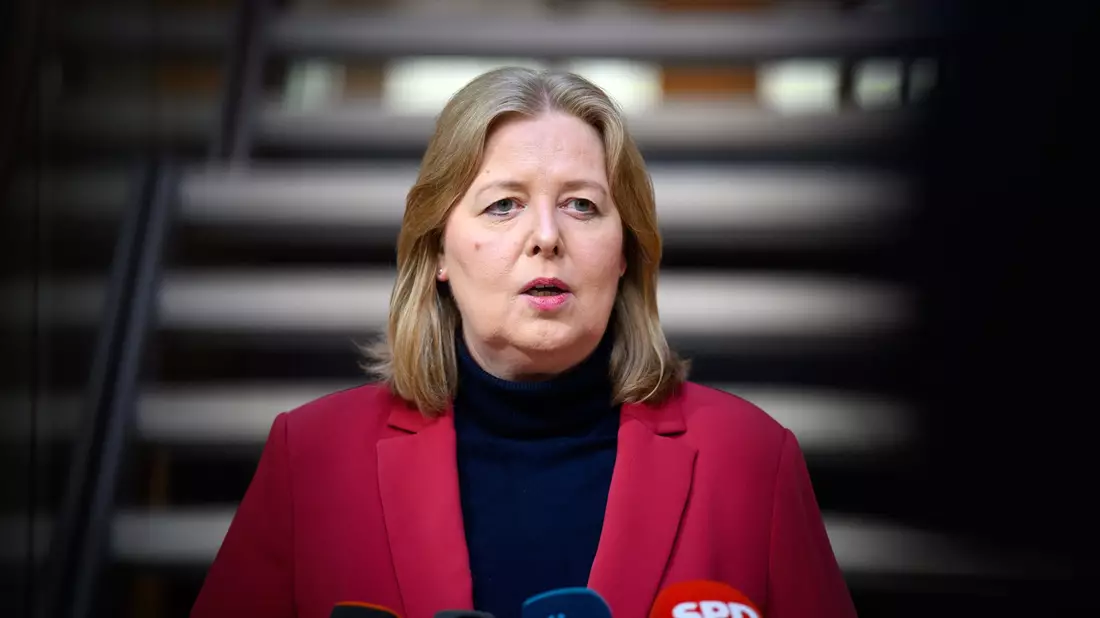 Als SPD-Chefin verkündet Bärbel Bas den Start der Sozialstaatskommission ihrer Partei. - Bild: Bernd von Jutrczenka/dpa