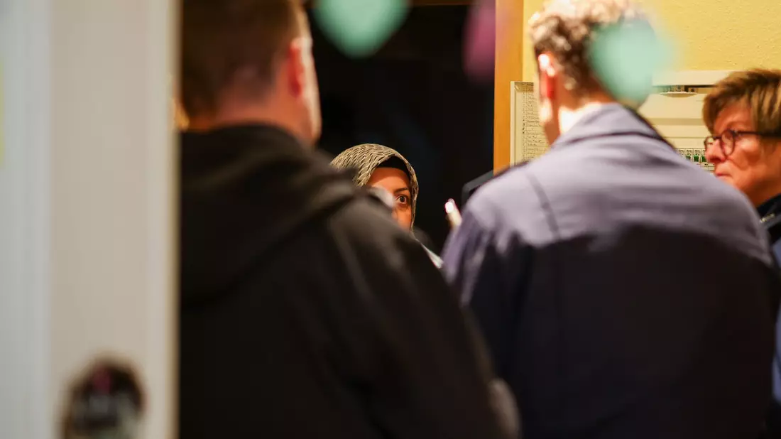 Vergangene Woche gab es Kontrollen gegen Sozialbetrug im Ruhrgebiet, hier die Beamtinnen und Beamten bei einer Wohnungsbesichtigung. - Bild: Christoph Reichwein/dpa