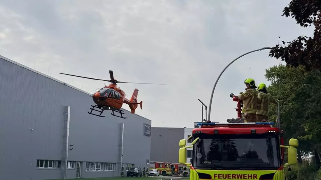 FW Ratingen: Schwerer Arbeitsunfall in Industriehalle - Mitarbeiter durch Stahlbleche eingeklemmt - Bild: presseportal.de