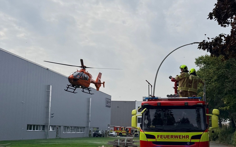 FW Ratingen: Schwerer Arbeitsunfall in Industriehalle - Mitarbeiter durch Stahlbleche eingeklemmt - Foto: presseportal.de