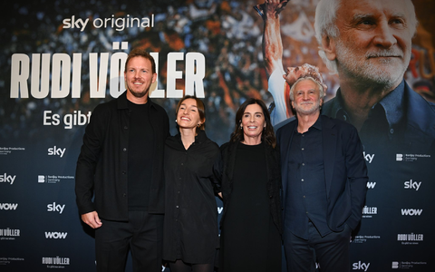 Nagelsmann mit seiner Partnerin Lena Wurzenberger. - Foto: Arne Dedert/dpa